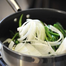Agregar los chiles, la cebolla y el ajo en un sartén con aceite de oliva durante 5 minutos, meneando frecuentemente hasta que se suavicen. Agregar sal y mezclar.