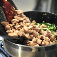 Agregar la carne a la mezcla de verduras cocidas, mezclar.