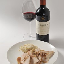 1. Salentein Malbec; 2008, Bodegas Salentin, Alto Valle de Uco, Argentina. La uva Malbec es muy versátil que queda bien con carnes blancas especiadas, como la de este pavo. Además, su carácter de frutos rojos, las notas de la barrica en el vino y su nivel de taninos van a complementar muy bien las notas ahumadas producidas durante la cocción, sobre todo de la piel del pavo con miel de agave.