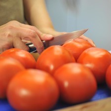 Para preparar la salsa, hacer un corte en forma de cruz en la base de los jitomates, cortando únicamente la piel.