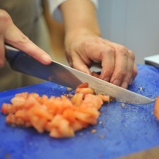Picar la pulpa del jitomate en trocitos.
