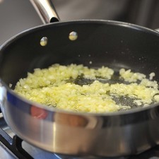 Picar la cebolla y los dos dientes de ajo finamente y acitronar en una sartén abierta con aceite de oliva a fuego medio.