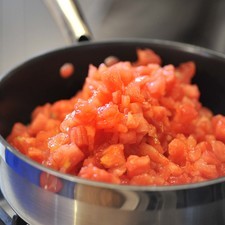 Cuando la cebolla se torne transparente, agregar los jitomates picados. Sazonar con sal, pimienta y media cucharita de orégano. Cocer destapado a lumbre baja durante 20 minutos o hasta concentrar bien el jitomate. Mover de vez en cuando.