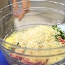 Agregar ¼ de taza de queso parmesano rallado y ¼ de cucharadita de orégano seco.