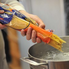 Para preparar el espagueti, poner mucha agua a hervir, agregar sal y cuando recupere el hervor, añadir la pasta. Dejar cocer de 7 a 11 minutos hasta que esté al dente, firme por dentro y suave por fuera.