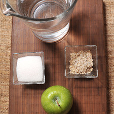 1/4 taza de azúcar blanca 1 litro de agua 1 pieza de manzana 2 cucharadas de hojuelas de avena