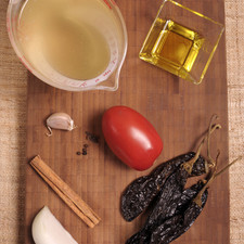 4 chiles pasilla 2 clavos 4 pimientas negras 1 raja de canela 1 jitomate guaje ¼ de cebolla pequeña 1 diente de ajo pelado 2 tazas de caldo de pollo Sal al gusto Aceite de oliva al gusto