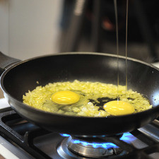 Agregar los huevos. Sazonar con sal al gusto. Cocer sin mover demasiado.