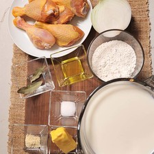 1 1/2 litros de leche de vaca 1 taza de harina de trigo 2 piezas de hoja de laurel 1 cucharada de aceite de oliva 45 gramos de mantequilla 1/2 pieza de cebolla blanca 6 piezas de pollo con piel 1/2 cucharita de sal 1/2 cucharita de pimienta blanca molida