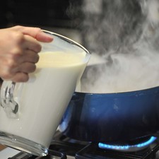 Cuando estén todas doradas, agregar la leche y añadir la cebolla previamente reservada. Agregar 2 hojitas de laurel, tapar y cocer a fuego lento durante al menos 30 minutos a partir de que suelte el hervor, moviendo frecuentemente para que no se peguen.