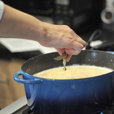 La salsa debe quedar espesa, de ser necesario, se puede agregar un poco de la harina en la que se revolcó el pollo disuelta en un poco de agua para espesar la salsa. Probar la sazón y agregar sal si es necesario.