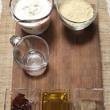 Sal Pimienta 1 taza de Queso parmesano rallado 1/4 taza de Vinagre blanco 2 tazas de Crema ácida 1 pieza de Chile chipotle adobado