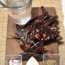 3 tazas de Agua 5 dientes de Ajo 2 cucharitas de Orégano seco 1/4 pieza de Cebolla blanca 20 piezas de Chile guajillo S 604 1475637548