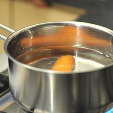 Añadir la zanahoria en otra y la calabacita en otra.