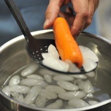 Dejar hirviendo los ejotes y las zanahorias durante 10 minutos, escurrir y sumergir en agua con hielo y volver a escurrir inmediatamente. Picar los ejotes en trozos y la zanahoria en cubos pequeños. Reservar. Mientras hierven los ejotes, poner a hervir otra olla con un litro de agua y una cucharada de sal de grano. Agregar las zanahorias y hervir durante 10 minutos, escurrir y meterlas en un tazón con agua y hielo. Escurrir inmediatamente y dejar secando en el colador.
