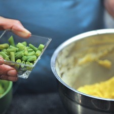 Agregar los vegetales ya cocidos y cortados e integrar.