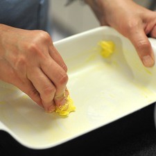 Untar un molde para pastel con la cucharada de mantequilla sobrante.