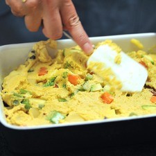 Añadir la masa con los vegetales y refrigerar durante 1 hora. Precalentar el horno a 350°F (175°C). Hornear durante 45 minutos.