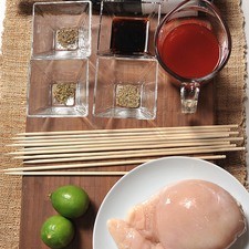 3/4 taza de salsa agridulce 1 botella de vino tinto pinot noir avant garde palitos de brocheta al gusto 1/4 cucharita de albahaca seca 1/4 cucharita de orégano seco 1/4 cucharita de tomillo seco 2 cucharadas de salsa de soya 2 piezas de limón 1 pieza de pechuga de pollo sin hueso sin piel