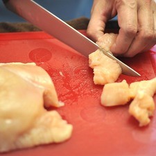 Cortar la pechuga de pollo en cubitos.