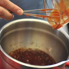Mezclar en un tazón el jugo de los limones con la salsa agridulce, la salsa de soya, el tomillo, el orégano y la albahaca, mezclar bien.