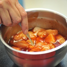 Agregar los cubos de pollo y dejar marinar 30 minutos. Mientras se marina el pollo, poner a remojar las brochetas de madera en agua.