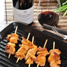 Servir con arroz blanco y acompañar con vino tinto Pinot Noir Avant Garde, D.O. Carneros.