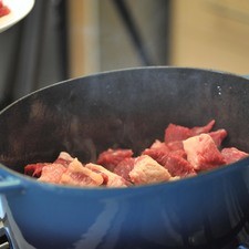Meneando con frecuencia, hasta que la carne se vea dorada pero no quemada. Retirar la carne y reservar en un tazón.