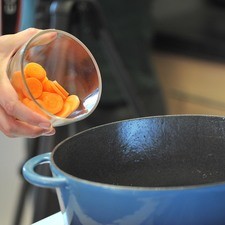 En la misma grasa que soltó la carne, acitornar la zanahoria y la cebolla blanca cortadas en rodajas durante unos 3 minutos, moviendo con frecuencia. Agregar 1 cucharadita de sal y ½ de pimienta.