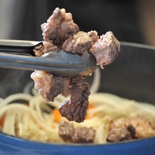 Añadir la carne sellada y revolver.