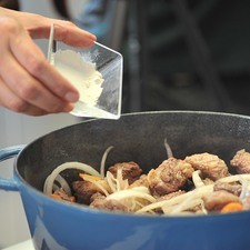 Espolvorear las dos cucharadas de harina y mezclar de nuevo, cocer durante 3 minutos sin dejar de mover.