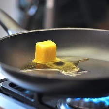 Mientras se cuece la carne, derretir las tres cucharadas de mantequilla con una cucharada de aceite de oliva en un sartén a fuego lento.