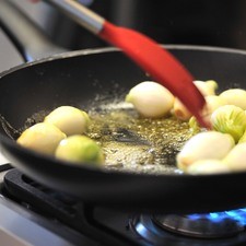 Añadir la parte blanca de las cebollas, mezclar frecuentemente hasta que se vean doradas.
