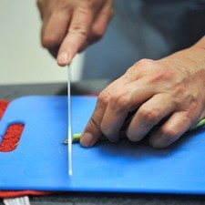 Notas: 1. Si no se consigue el polvo chino de cinco especias, puede prepararlo moliendo en el molcajete un anís estrella con una cantidad equivalente de semillas de hinojo y agregar partes iguales de canela en polvo, pimienta negra molida y clavo molido. 2. Esta receta pide que usemos azúcar extra fina (no confundir con azúcar glass) que es un azúcar de grano fino muy usada en repostería. Si no se puede conseguir esta azúcar, simplemente moler en el procesado o la licuadora el azúcar blanca granulada normal durante un minuto antes de usarla.