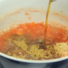 Cocinar de dos a tres minutos, después agregar el jengibre, té de limón, polvo chino, vinagre de jerez, miel de abeja y chiles. Seguir cocinando por 15 minutos, moviendo constantemente. Sacar los chiles, mover suavemente para alcanzar una textura suave.