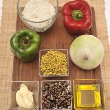 Ingredientes: 1 taza de arroz blanco 1 pimiento morrón rojo 1 pimiento morrón verde 1 cebolla ¼ taza de lentejas ¼ taza arroz silvestre 2 cucharadas de mayonesa Aceite de oliva la gusto Sal al gusto