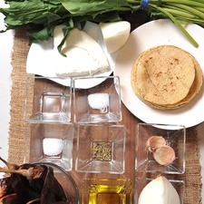 10 piezas de tortilla de maíz aceite de oliva al gusto 100 gramos de queso fresco 1/2 cucharita de sal 2 manojos de espinaca 1/4 pieza de cebolla blanca 1 diente de ajo 1/2 cucharita de sal 1 cucharita de vinagre blanco 1/8 cucharita de orégano seco 1/4 pieza de cebolla blanca 1 diente de ajo 8 piezas de chile guajillo