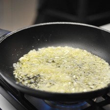 Sofreír el ajo y la cebolla en un sartén con poco de aceite durante un par de minutos.