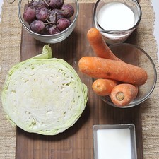 1/2 pieza de Col 1 taza de Uva morada 1/4 taza de Leche de vaca 3/4 taza de Crema de leche de vaca 4 piezas de Zanahoria