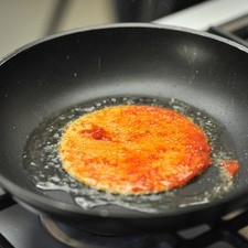 Pasar las tortillas por aceite caliente en el sartén. Dejar cocer un par de minutos, volteando con una pinza a que se tornen suaves y el chile esté cocido.