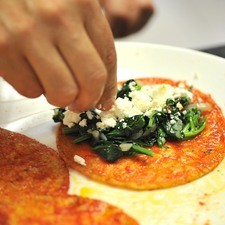 Añadir un poco queso fresco, envolver en forma de enchiladas. Colocar 5 enchiladas en cada plato. Espolvorear con queso fresco.