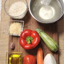 Ingredientes: Aceite de oliva 1 diente de Ajo 3 cucharadas de Queso parmesano rallado 1/2 pieza de Pimiento rojo 1 pieza de Jitomate guaje 3 tazas de Caldo de pollo 1 pieza de Calabacita 1 pieza de Zanahoria 1/4 pieza de Cebolla blanca 1 taza de Arroz arbóreo