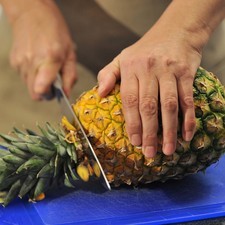 Quitar el penacho a la piña.