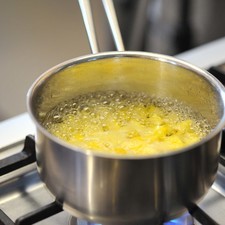 Poner a hervir el agua con el azúcar hasta que se disuelva, agregar los trozos de piña y continuar cociendo de 5 a 7 minutos hasta que cambie de color. Dejar enfriar.