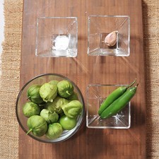8 piezas de tomate verde (tomatillo) 2 piezas de chile serrano 1 diente de ajo 1 pizca de bicarbonato de sodio sal al gusto aceite vegetal al gusto