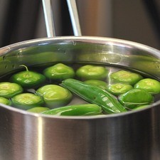 Hervir los tomates junto con los chiles serranos durante aproximadamente 5 minutos hasta que cambien de color, es importante que la cáscara no se abra para que no se tornen ácidos.
