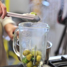 Licuar los chiles y los tomates con el diente de ajo. Sofreír la salsa en una olla con un poco de aceite. Añadir una pizca de bicarbonato para neutralizar la acidez y sal al gusto.