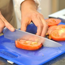 Para preparar la salsa, picar el jitomate en cubos pequeños.