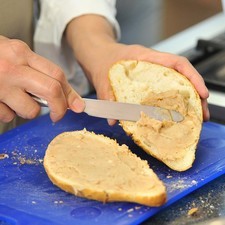 Cortar los bolillos a la mitad. Untar con frijoles refritos. Colocar una rebanada de queso Chihuahua sobre cada uno.