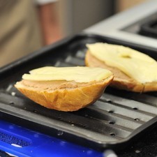 Hornear a 350°F (150°C) hasta que el queso se derrita y quede dorado.
